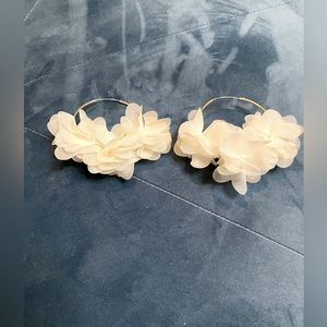 Big flower hoop earrings in white